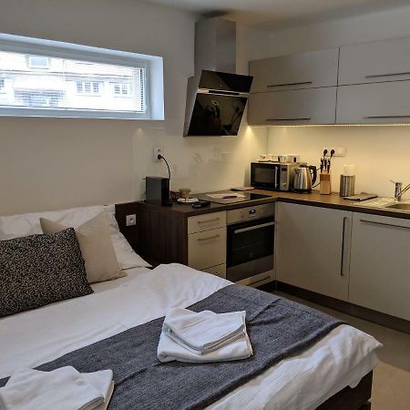 Ap10 - Apartments 4U Brezinova "Overnight Simply" ฮราเดตสคราโลเว ภายนอก รูปภาพ