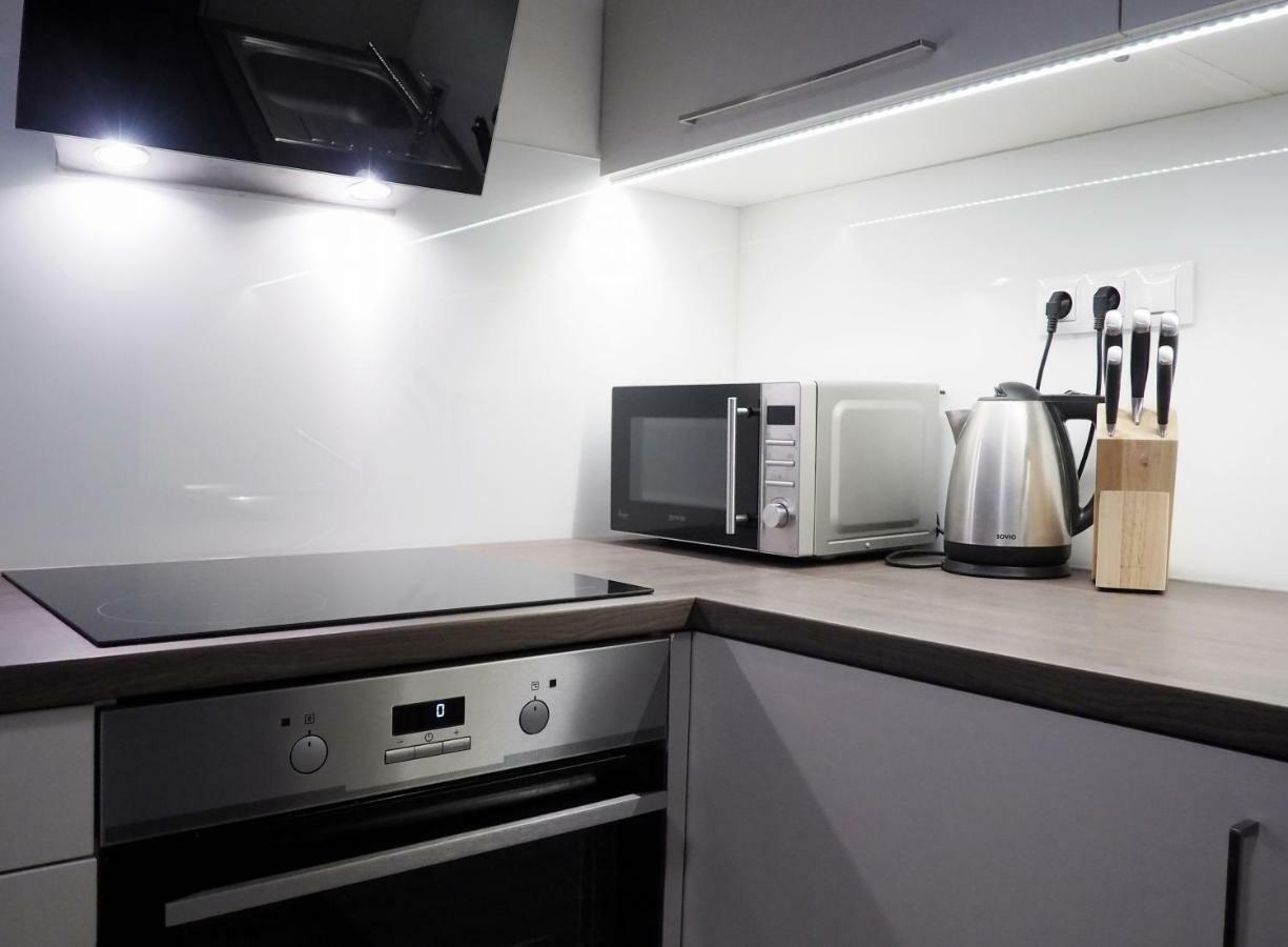 Ap10 - Apartments 4U Brezinova "Overnight Simply" ฮราเดตสคราโลเว ภายนอก รูปภาพ