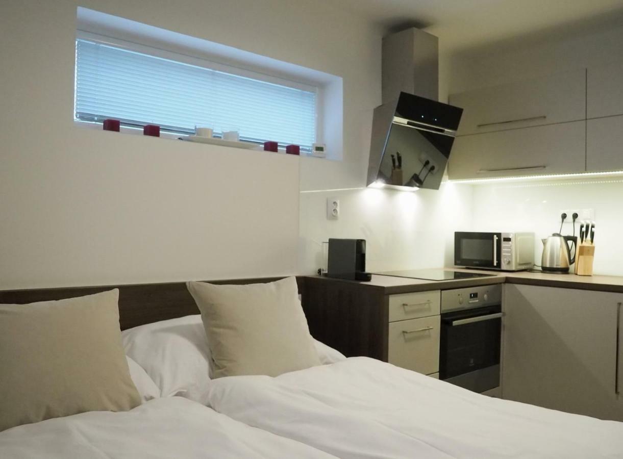 Ap10 - Apartments 4U Brezinova "Overnight Simply" ฮราเดตสคราโลเว ภายนอก รูปภาพ
