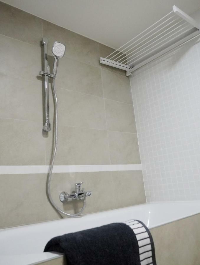 Ap10 - Apartments 4U Brezinova "Overnight Simply" ฮราเดตสคราโลเว ภายนอก รูปภาพ