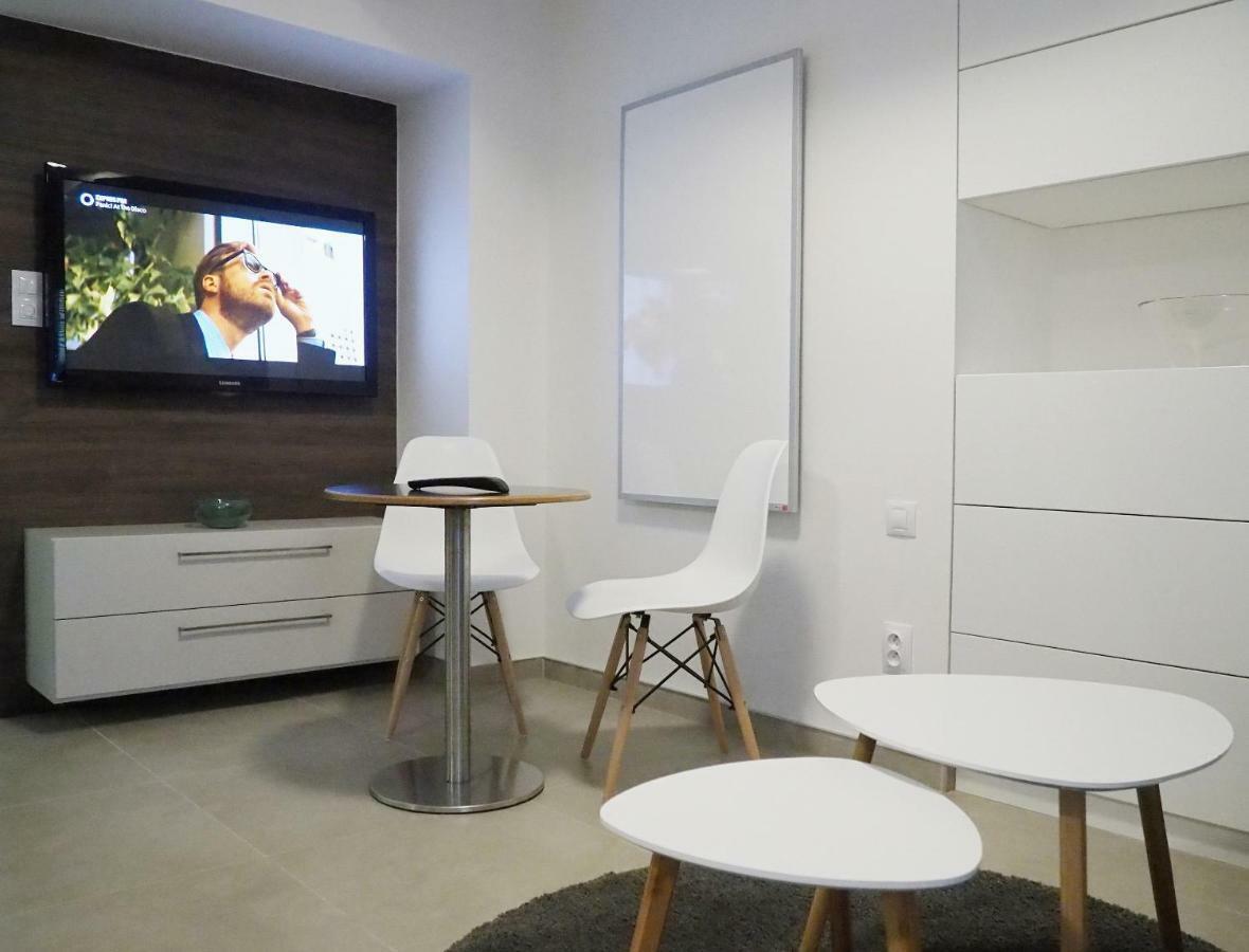 Ap10 - Apartments 4U Brezinova "Overnight Simply" ฮราเดตสคราโลเว ภายนอก รูปภาพ