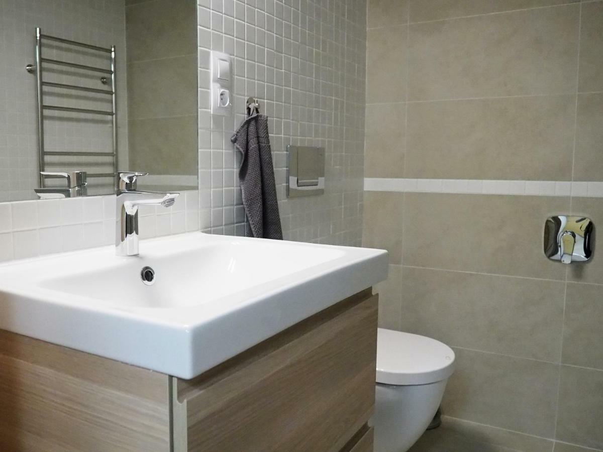 Ap10 - Apartments 4U Brezinova "Overnight Simply" ฮราเดตสคราโลเว ภายนอก รูปภาพ
