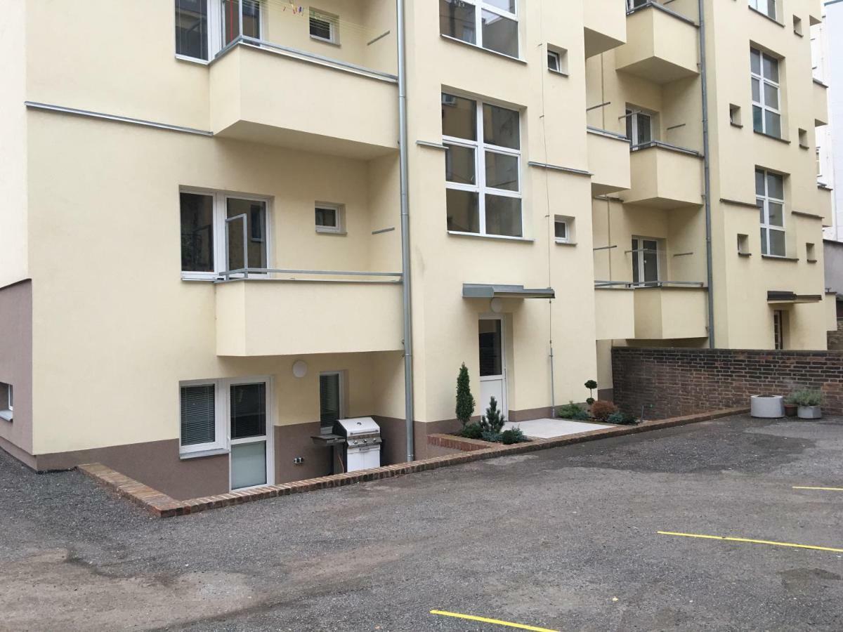 Ap10 - Apartments 4U Brezinova "Overnight Simply" ฮราเดตสคราโลเว ภายนอก รูปภาพ