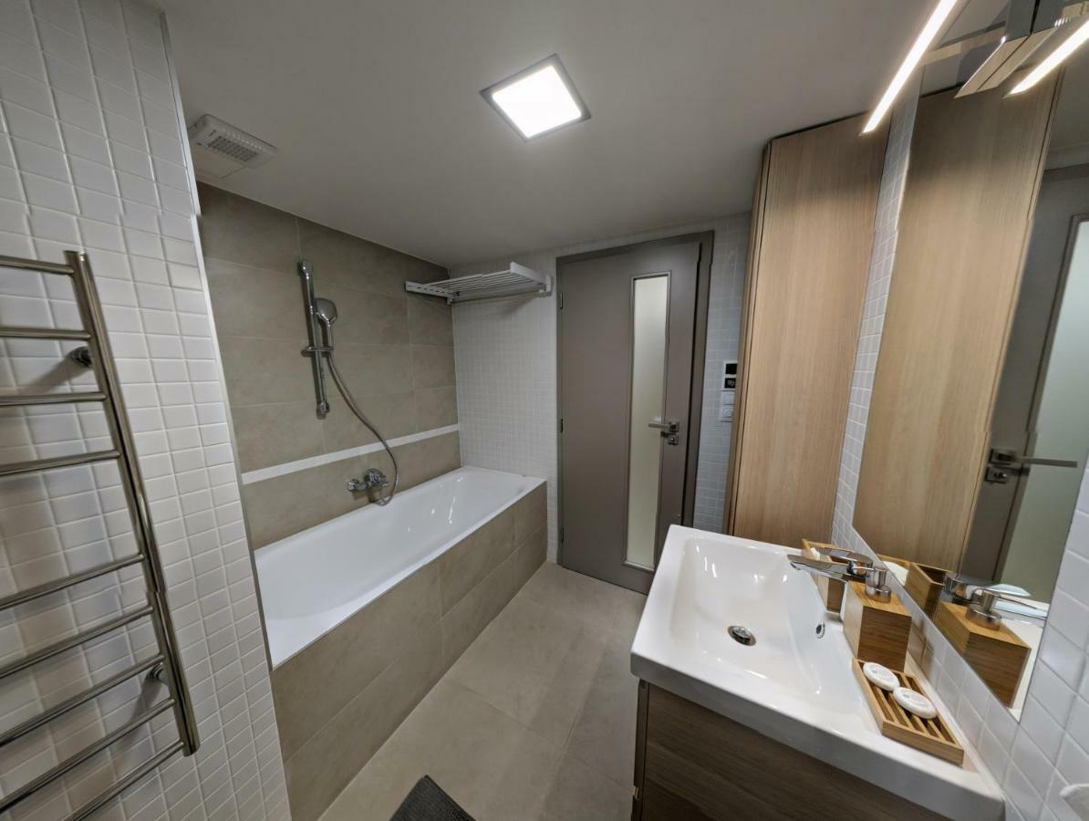 Ap10 - Apartments 4U Brezinova "Overnight Simply" ฮราเดตสคราโลเว ภายนอก รูปภาพ