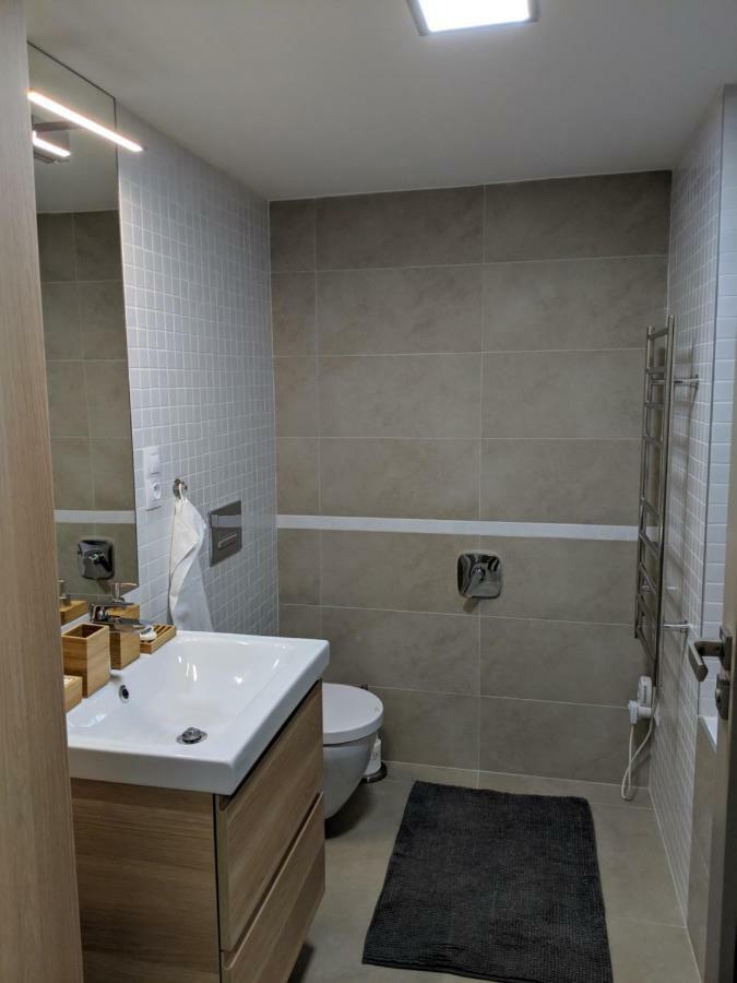 Ap10 - Apartments 4U Brezinova "Overnight Simply" ฮราเดตสคราโลเว ภายนอก รูปภาพ