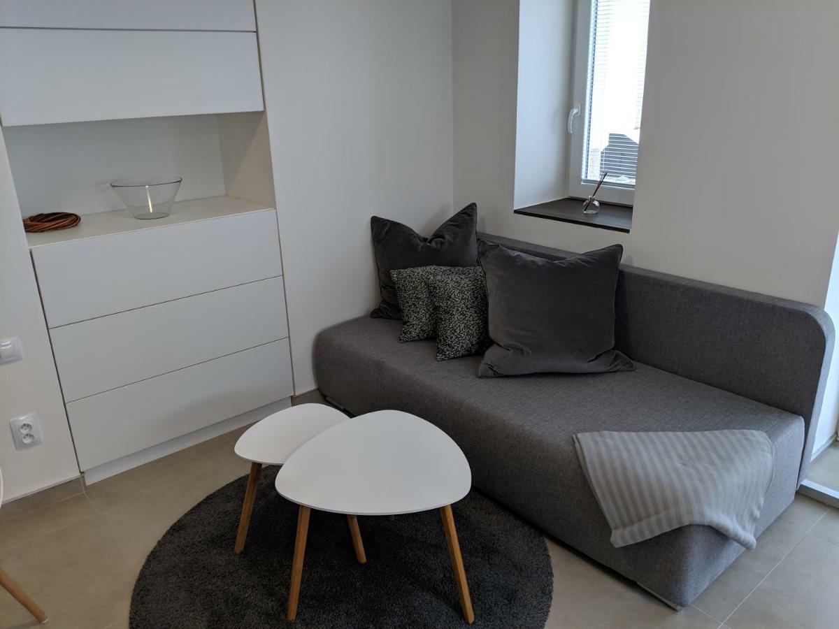 Ap10 - Apartments 4U Brezinova "Overnight Simply" ฮราเดตสคราโลเว ภายนอก รูปภาพ