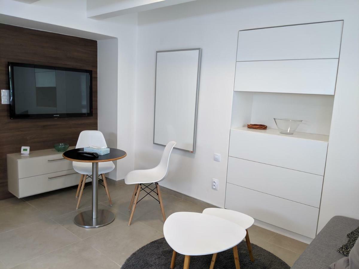 Ap10 - Apartments 4U Brezinova "Overnight Simply" ฮราเดตสคราโลเว ภายนอก รูปภาพ
