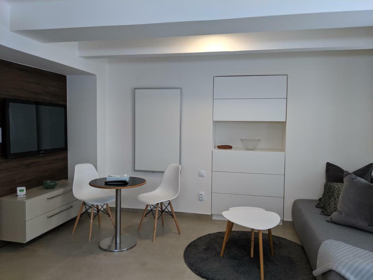 Ap10 - Apartments 4U Brezinova "Overnight Simply" ฮราเดตสคราโลเว ภายนอก รูปภาพ