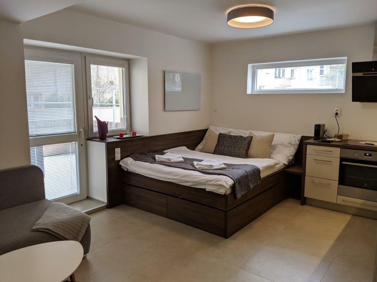 Ap10 - Apartments 4U Brezinova "Overnight Simply" ฮราเดตสคราโลเว ภายนอก รูปภาพ