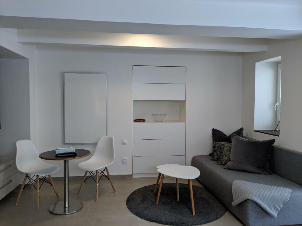 Ap10 - Apartments 4U Brezinova "Overnight Simply" ฮราเดตสคราโลเว ภายนอก รูปภาพ