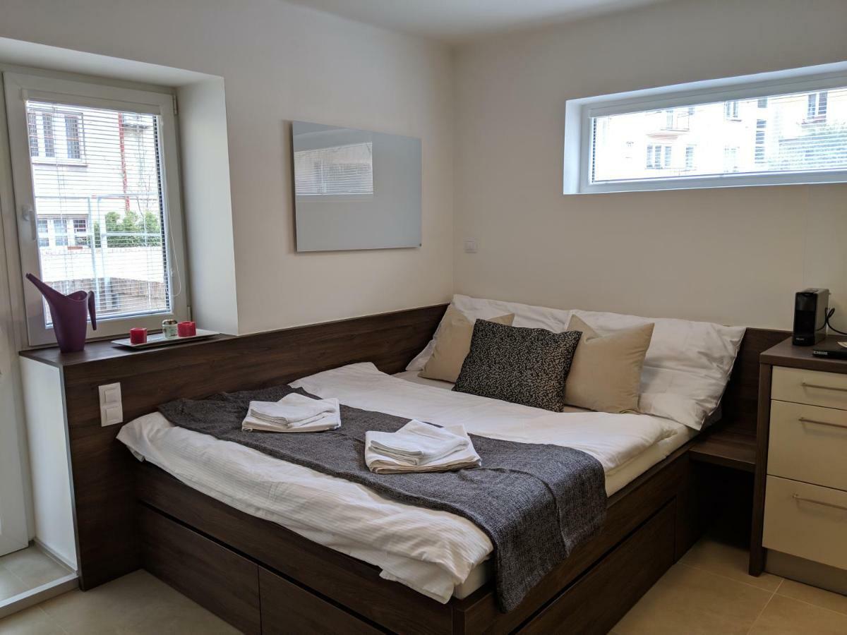 Ap10 - Apartments 4U Brezinova "Overnight Simply" ฮราเดตสคราโลเว ภายนอก รูปภาพ
