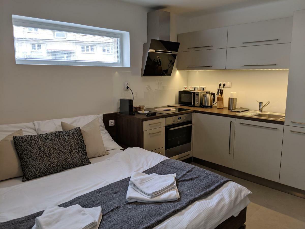 Ap10 - Apartments 4U Brezinova "Overnight Simply" ฮราเดตสคราโลเว ภายนอก รูปภาพ